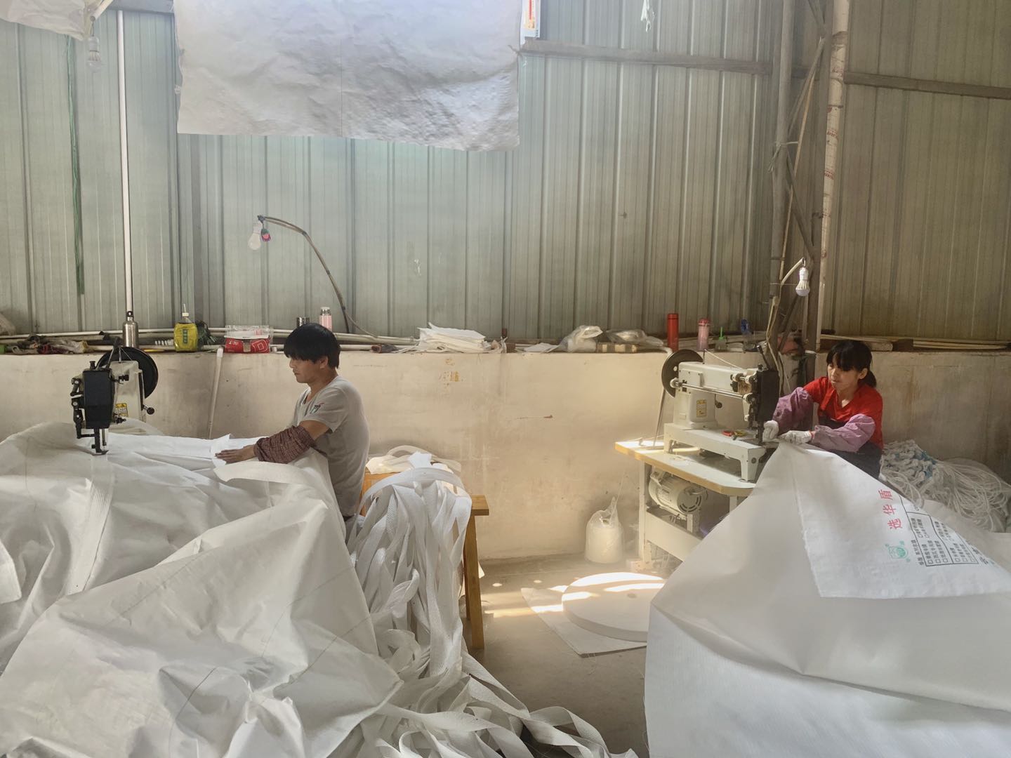工人们正在裁剪编织布